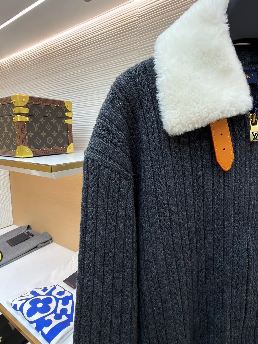 LOUIS VUITTON Cashmere Wool Zipper Tunic Jacket ●Original version: purchased and developed by 46989 ●Item number: 1682189-C05 ●Fabric: wool blended fabric ●Technology: knitted ●Color: black ●Version: fitted version ●Weight: about 855 grams ●Size: S-M-L-XL ●Description: This LOUIS VUITTON FW25 cashmere wool zippered belted jacket. The fabric is made of rare cashmere and merino wool blended. It has been combed to remove impurities. It is knitted with 16-needle fine gauge to create a three-dimensional vertical pit stripe texture. The pit stripes are accurately positioned by a computer jacquard machine, with even spacing and a strong three-dimensional effect. The collar is made of high-quality mink fur, which is trimmed and shaped by hand. The fur is fluffy and smooth. It is decorated with metal buckles and leather patches. The leather patches are vegetable tanned, with a delicate texture and wear resistance. The placket has a custom-made metal zipper with electroplated and polished teeth. The zipper and body are fixed by hand caulking, and the stitching is hidden and firm. The waist girdle structure uses built-in elastic webbing, combined with ergonomic three-dimensional tailoring. The cuffs and hem are designed with ribbed edges and are pre-shrunk at high temperatures to prevent them from loosening. The overall sewing has gone through multiple quality control processes. From fabric weaving to detail assembly, the brand's strict craftsmanship standards are followed, showing the quality of luxury craftsmanship. The overall wiring is straight and delicate, the fabric is comfortable and soft, and the color is consistent without color difference. It can be matched with the same style to create a fashionable look and control various occasions. Customized accessories, complete with three standards, same style for men and women!